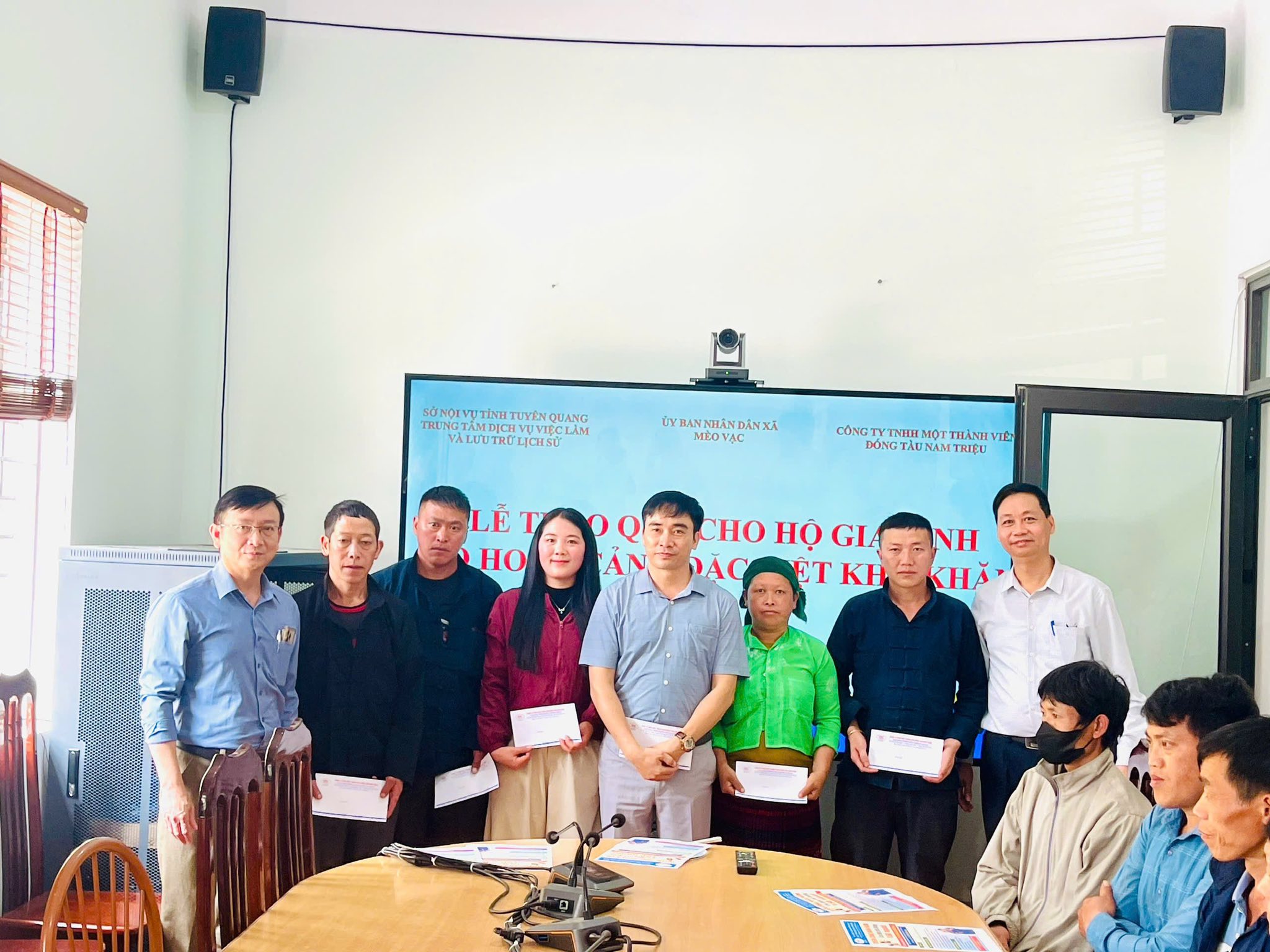 Trao quà thiện nguyện tại 03 Phiên Giao dịch việc làm Mèo Vạc, Đồng Văn, Phố Bảng